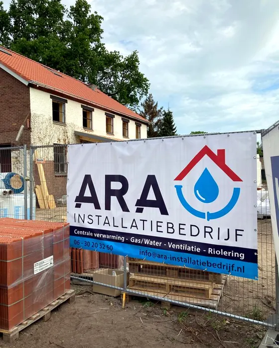 Bouwhekdoek van Ara Installatiebedrijf bij een bouwplaats